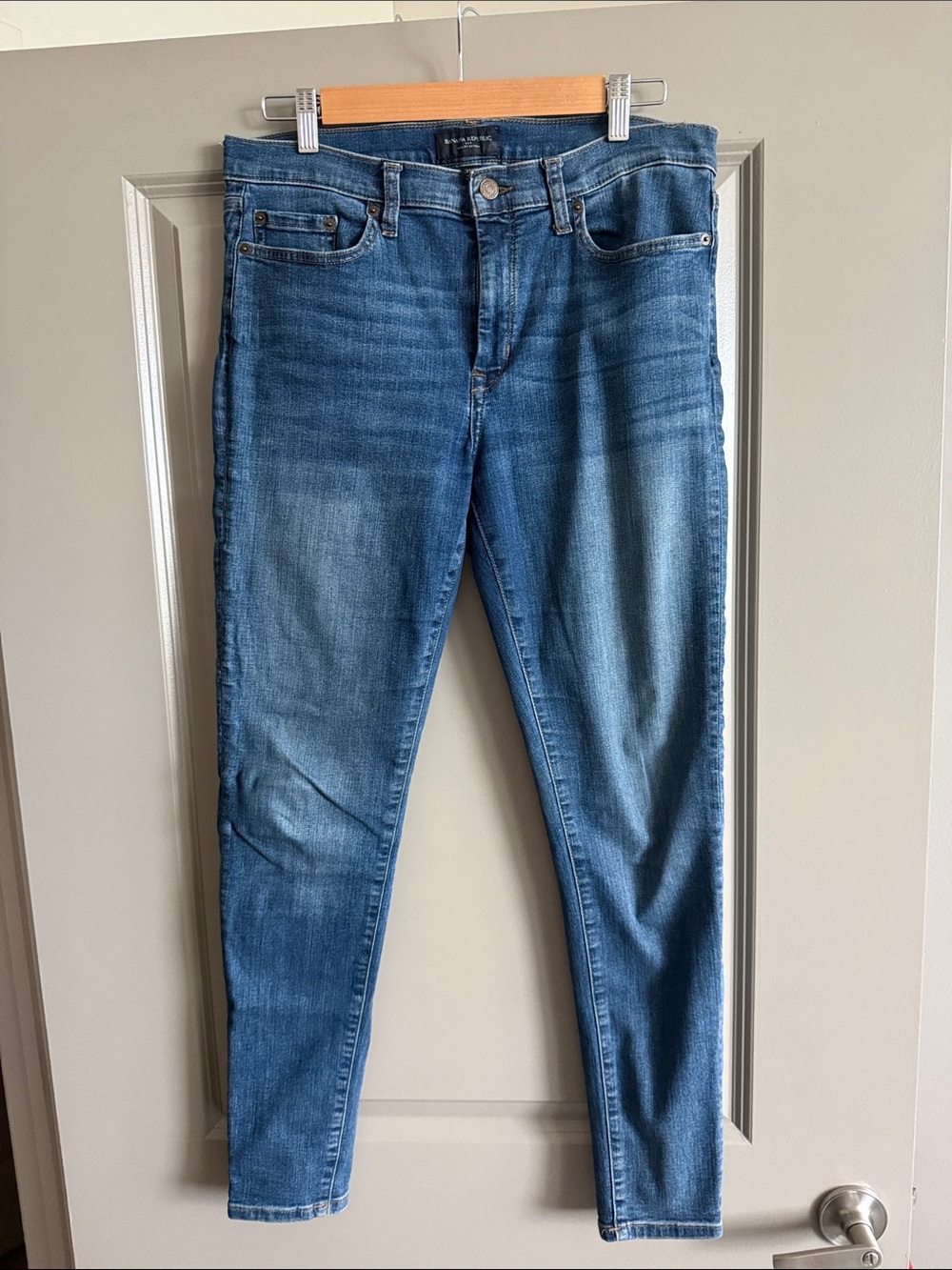 Banana Republic women’s  Medium Blue Skinny Jeans
Size 12/30